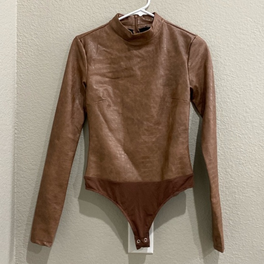 NWOT Forever 21 | Longsleeve “alligator” body suit Size Sm